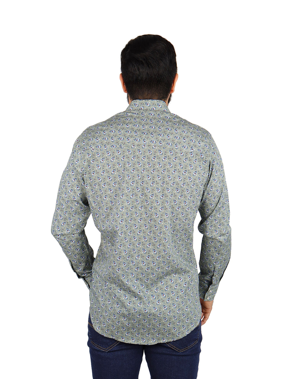 Hombre vistiendo camisa manga larga color verde con estampado pequeño de la marca Wrangler.