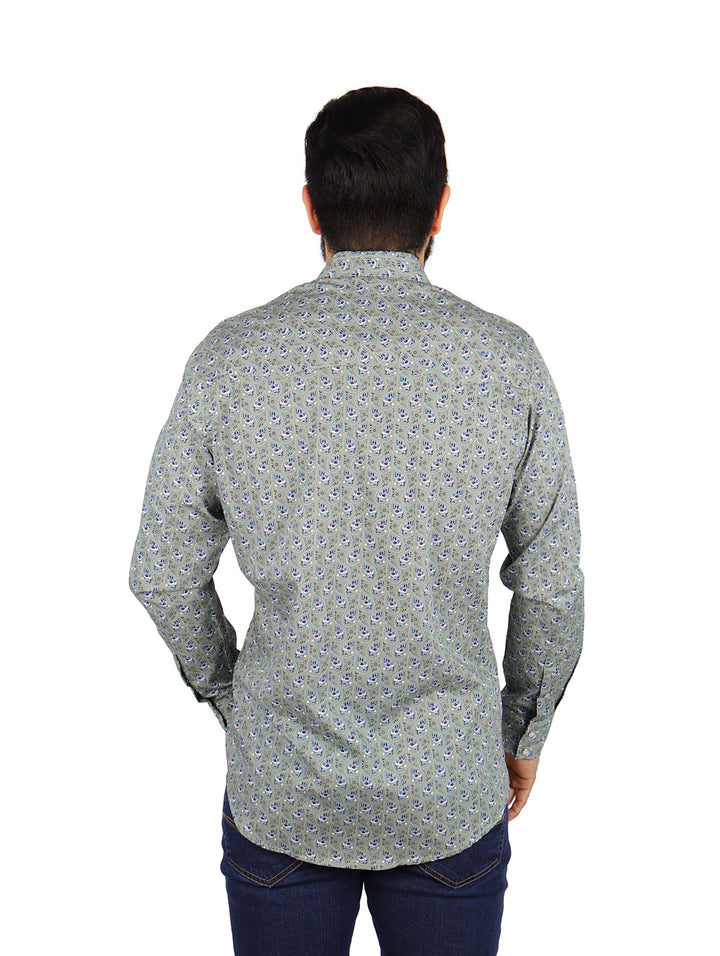 Hombre vistiendo camisa manga larga color verde con estampado pequeño de la marca Wrangler.