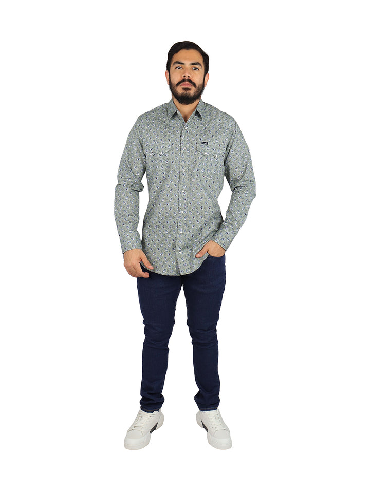 Hombre vistiendo camisa manga larga color verde con estampado pequeño de la marca Wrangler.