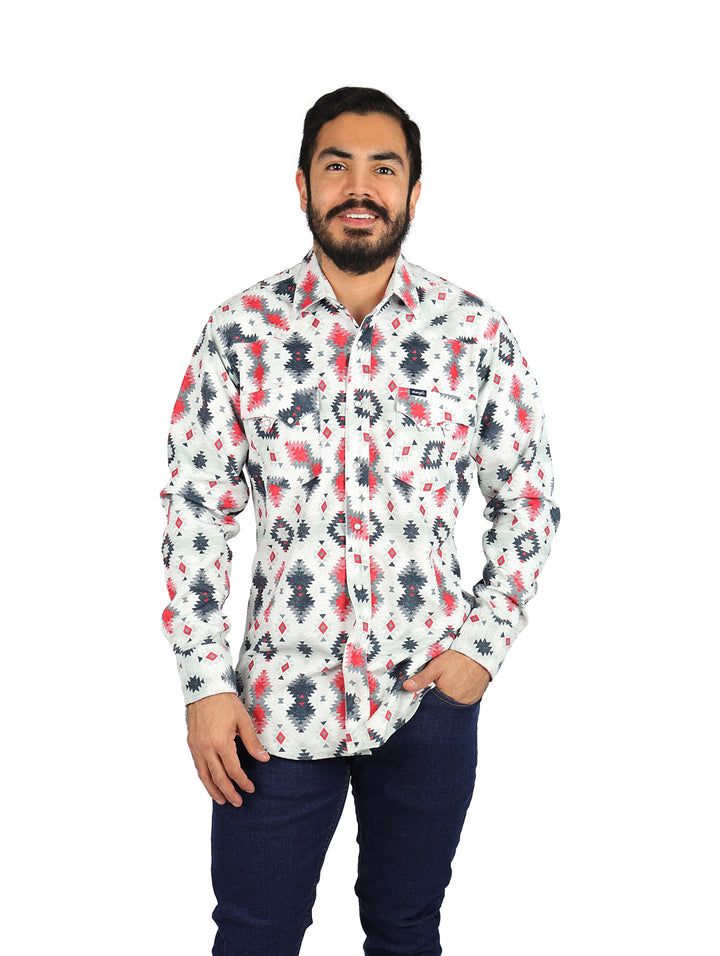 Hombre vistiendo camisa blanca de manga larga con estampado geométrico en colores rojo y gris.