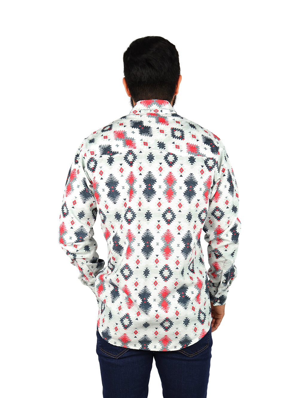 Hombre vistiendo camisa blanca de manga larga con estampado geométrico en colores rojo y gris.