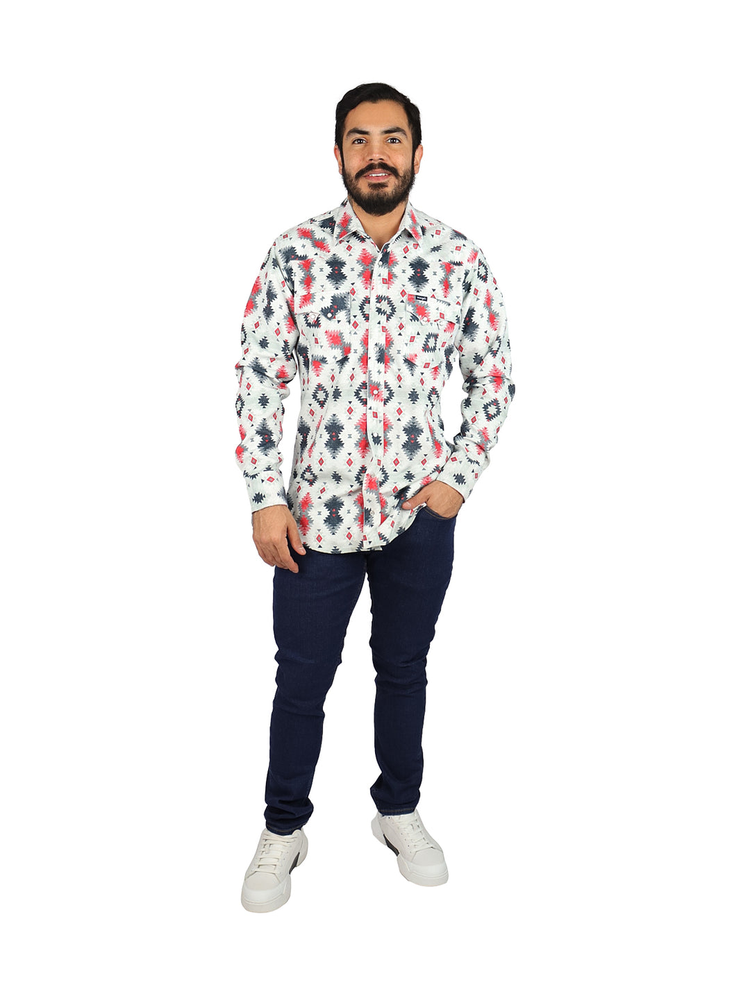 Hombre vistiendo camisa blanca de manga larga con estampado geométrico en colores rojo y gris.