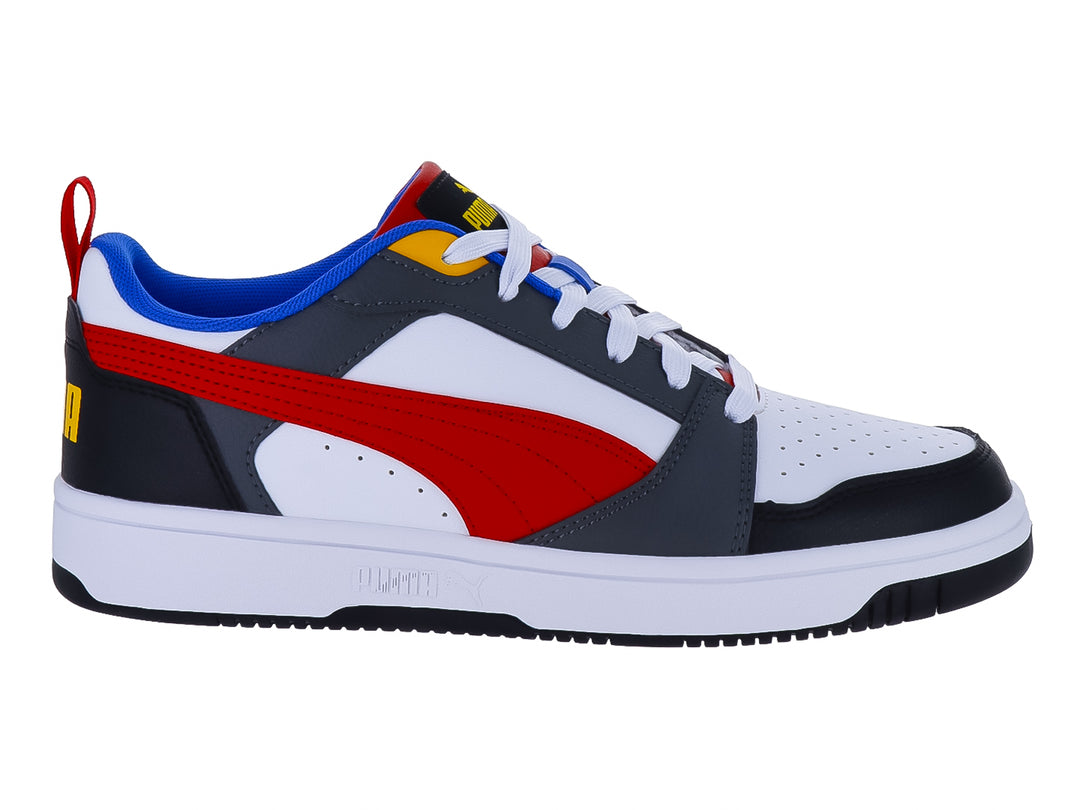 Tenis PUMA Rebound V6 en colores blanco, rojo, azul y gris con suela blanca y detalles amarillos.