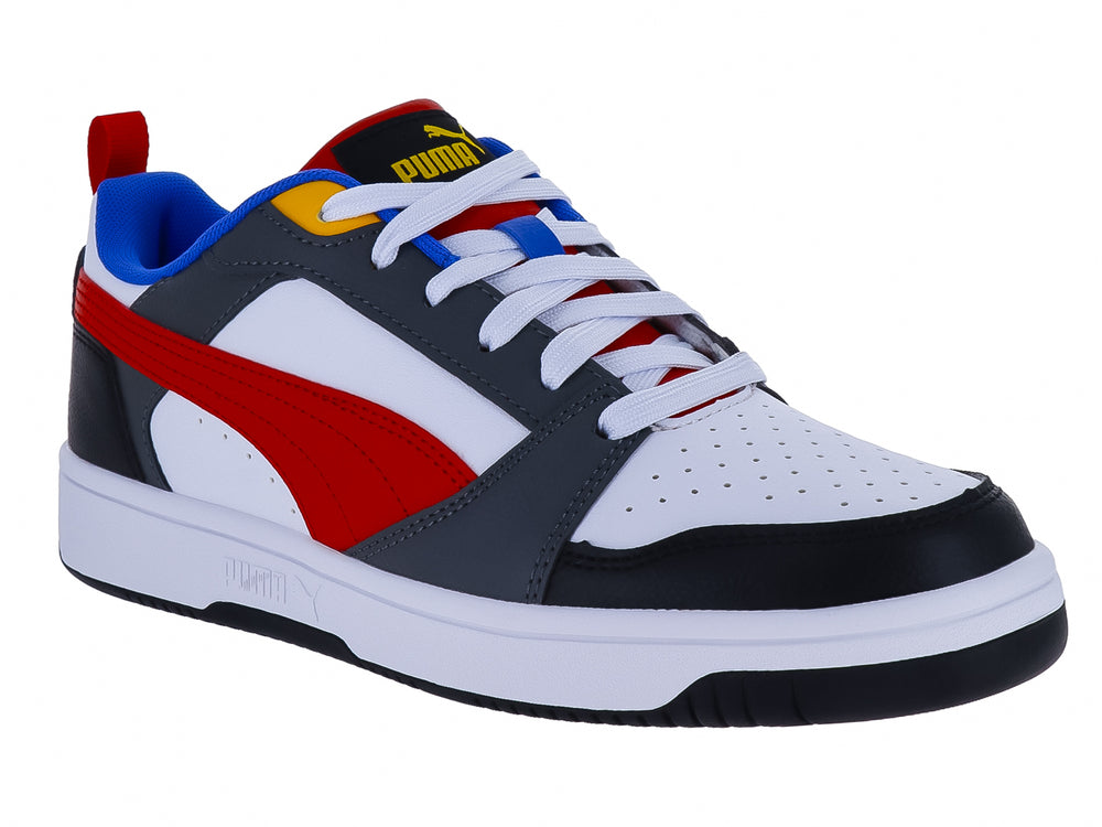 Tenis PUMA Rebound V6 en colores blanco, rojo, azul y gris con suela blanca y detalles amarillos.