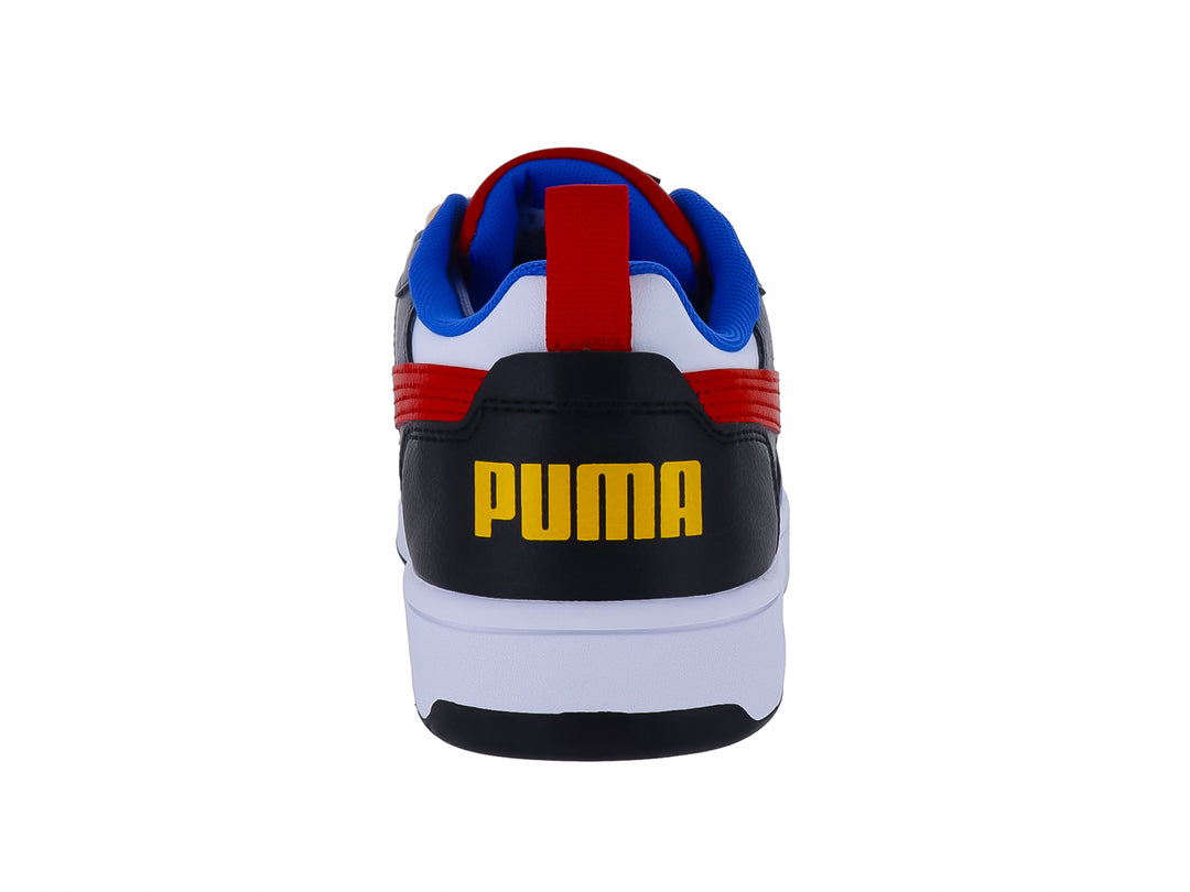 Tenis PUMA Rebound V6 en colores blanco, rojo, azul y gris con suela blanca y detalles amarillos.