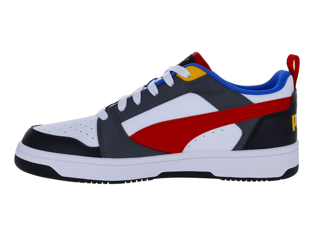 Tenis PUMA Rebound V6 en colores blanco, rojo, azul y gris con suela blanca y detalles amarillos.