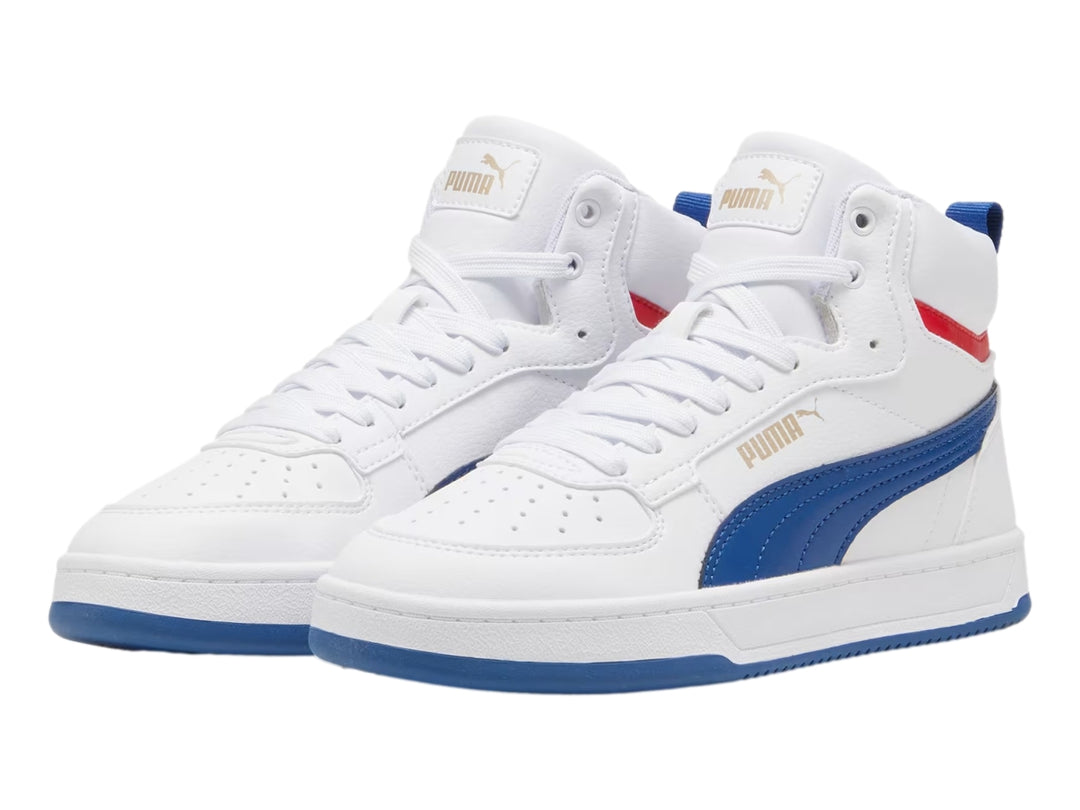 Tenis PUMA Caven 2.0 Mid JR en color blanco con detalles en azul y rojo, diseño de bota media para niños.
