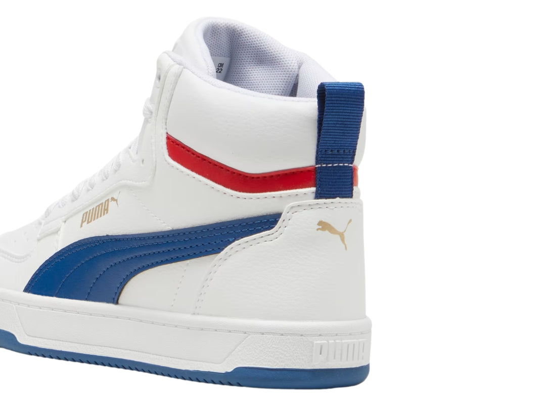 Tenis PUMA Caven 2.0 Mid JR en color blanco con detalles en azul y rojo, diseño de bota media para niños.