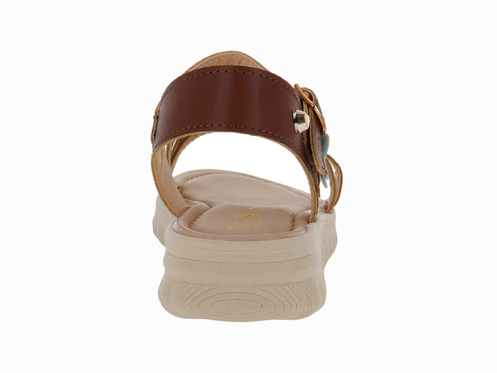 Sandalia marrón de plataforma beige con aplicaciones de flores multicolores en la parte superior.