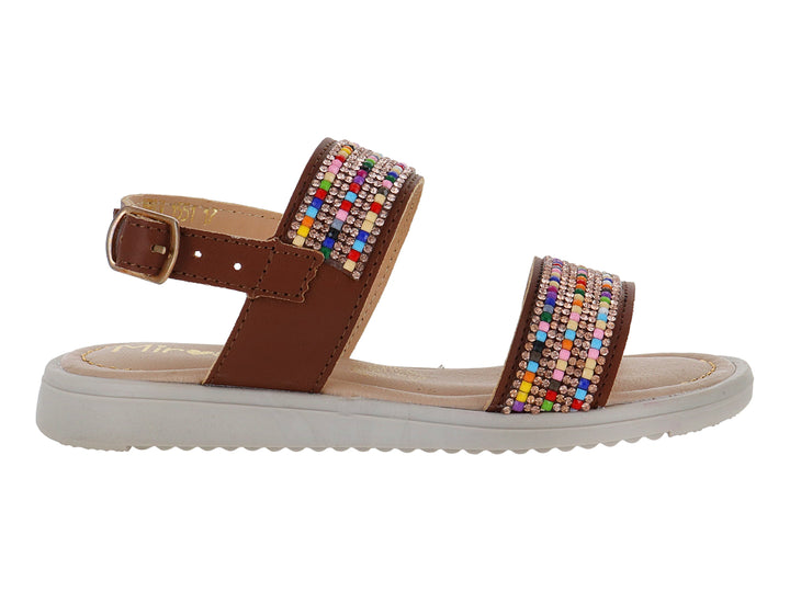 Sandalia marrón con tiras decoradas con cuentas multicolores y suela blanca.
