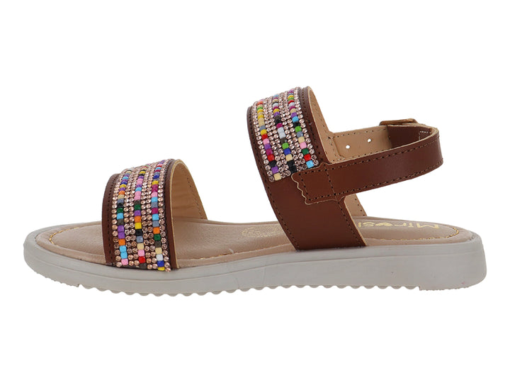 Sandalia marrón con tiras decoradas con cuentas multicolores y suela blanca.