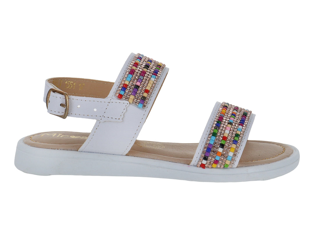 Sandalia blanca con correas decoradas con cuentas multicolores y hebilla dorada.