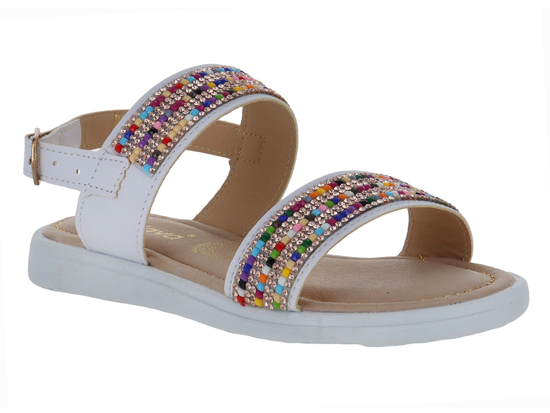 Sandalia blanca con correas decoradas con cuentas multicolores y hebilla dorada.