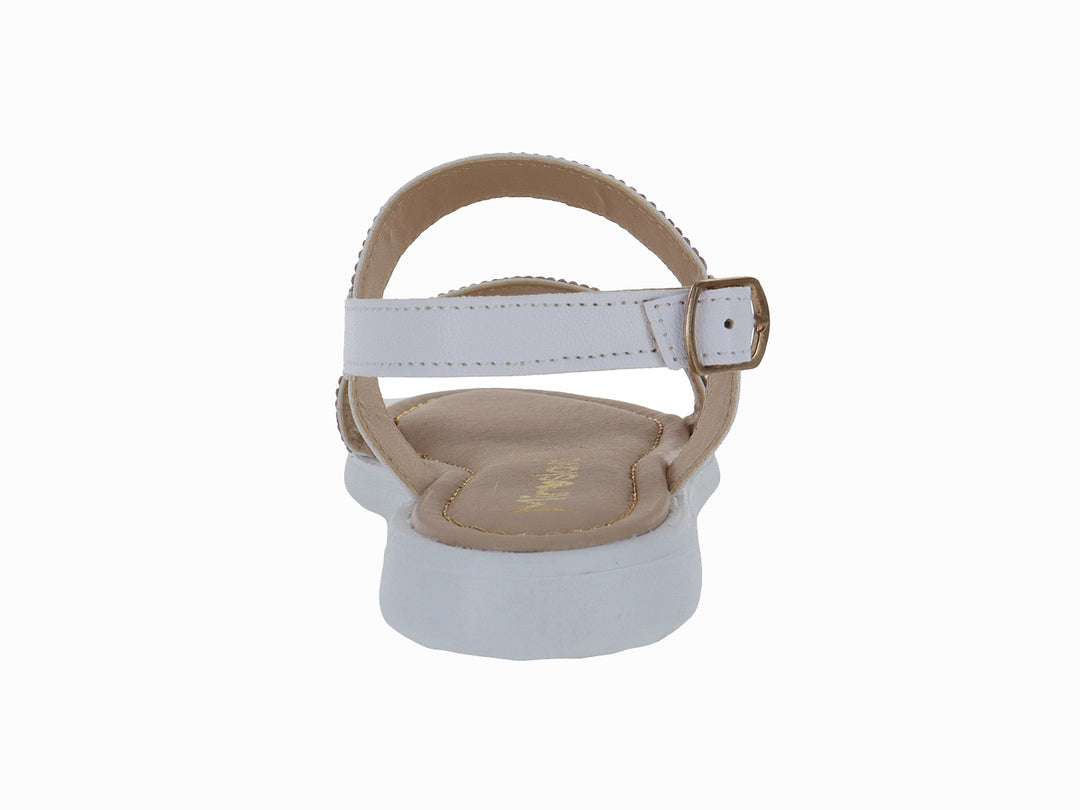 Sandalia blanca con correas decoradas con cuentas multicolores y hebilla dorada.