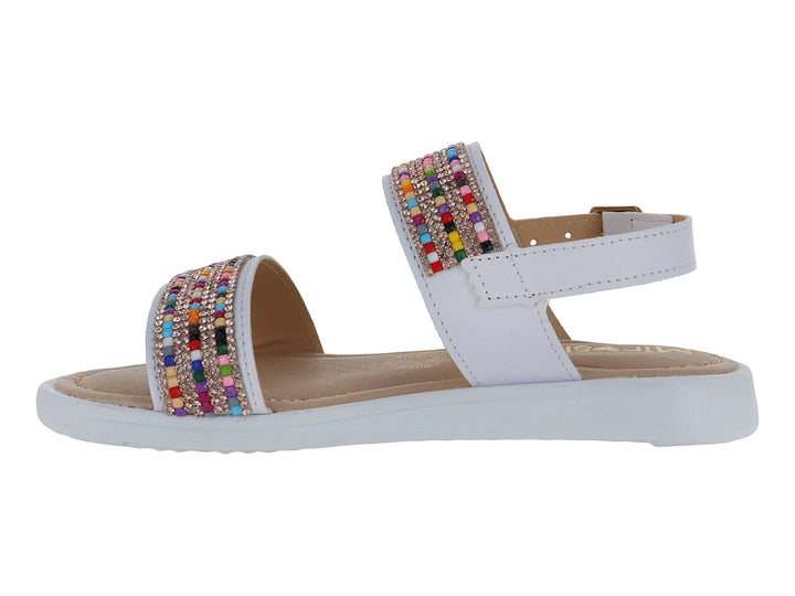 Sandalia blanca con correas decoradas con cuentas multicolores y hebilla dorada.