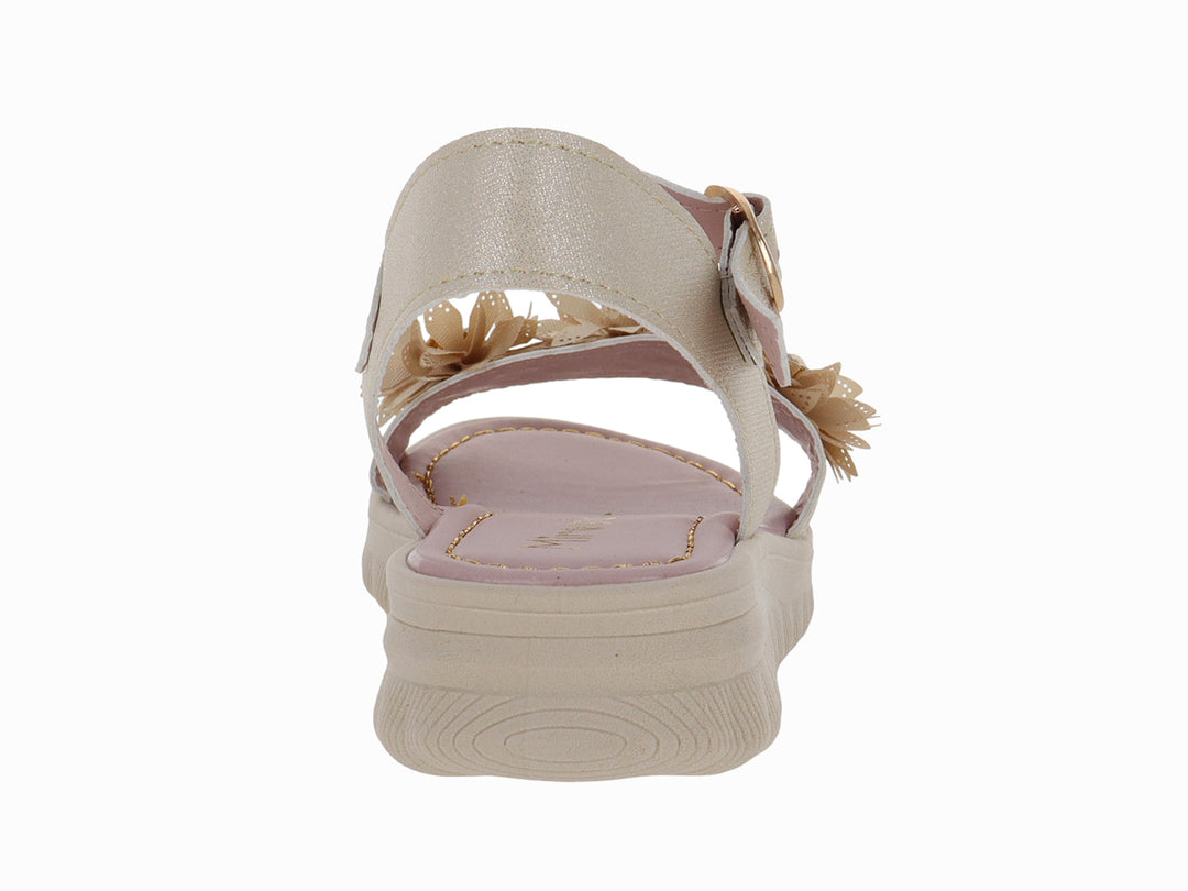 Sandalia de plataforma color oro con detalle de flor brillante y correa ajustable.
