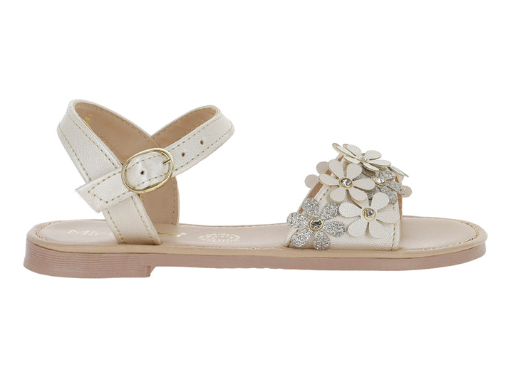 Sandalias color palomitas con aplicaciones de flores y correa con hebilla dorada.
