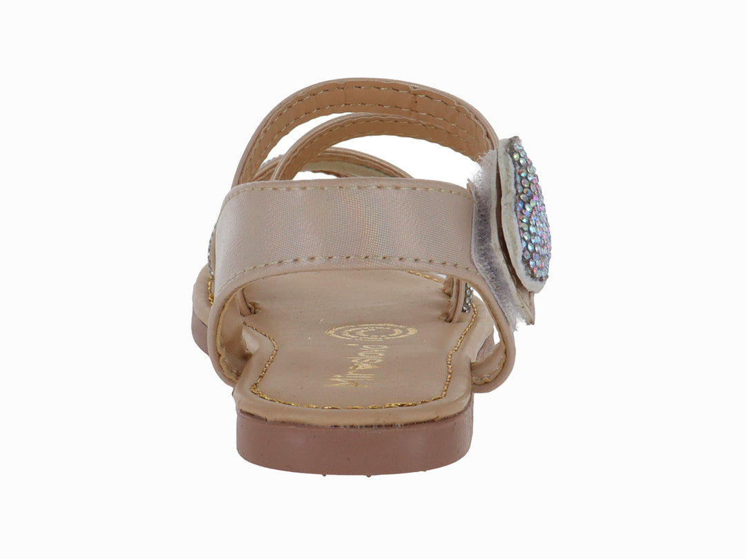 Sandalia color platina para niña con detalle de corazón brillante y tiras decorativas.