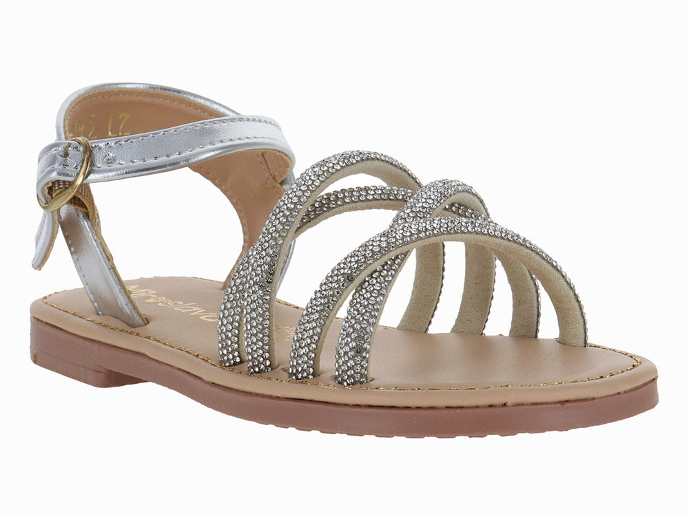 Sandalia plana para niña en color plata metalizado con tiras brillantes y hebilla ajustable.