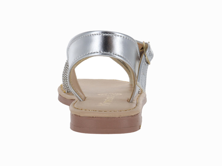 Sandalia plana para niña en color plata metalizado con tiras brillantes y hebilla ajustable.