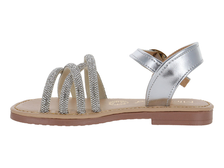 Sandalia plana para niña en color plata metalizado con tiras brillantes y hebilla ajustable.