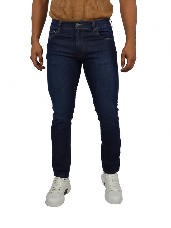 Hombre vistiendo un pantalón ajustado color azul marino de estilo casual.