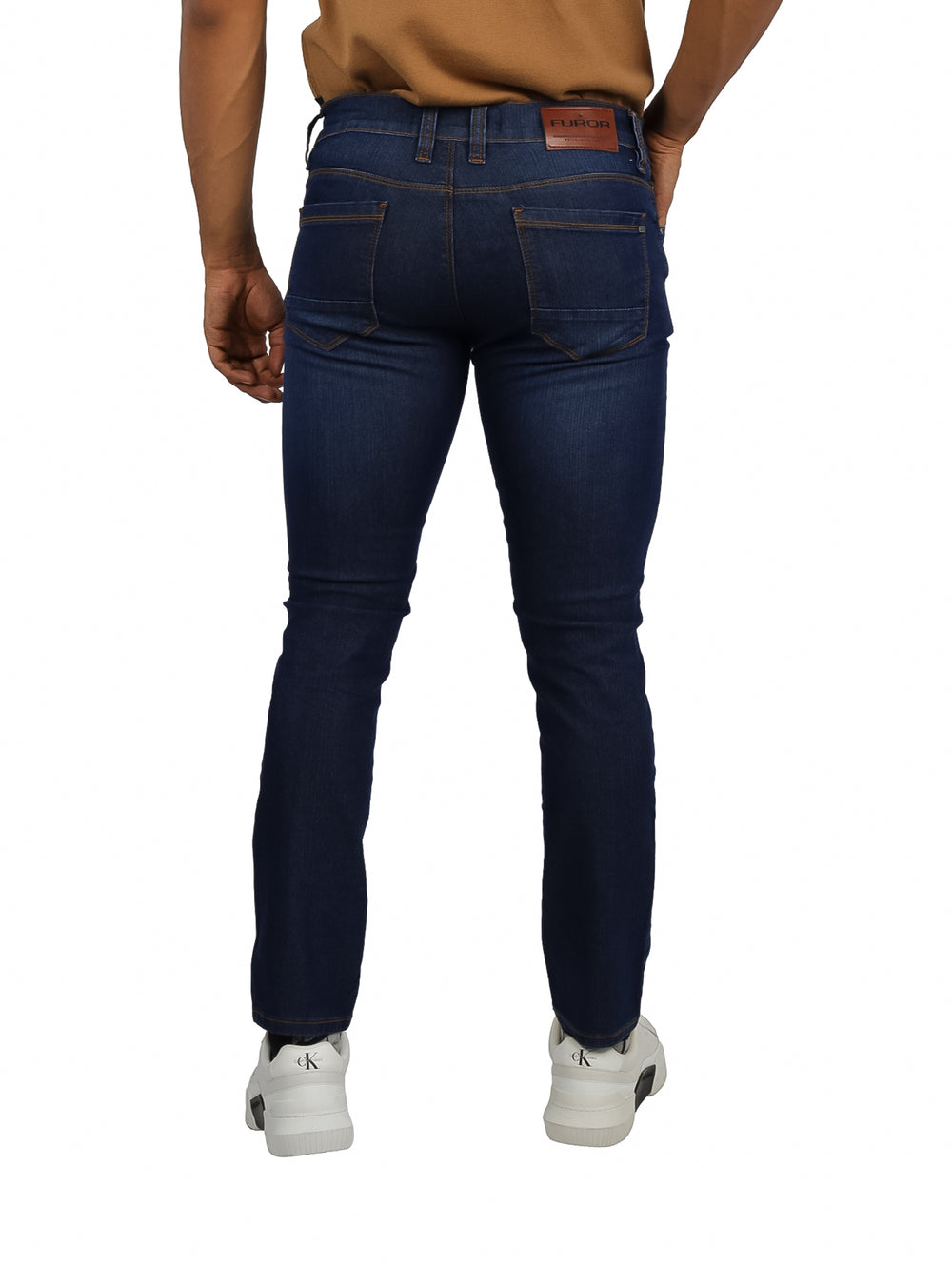 Hombre vistiendo un pantalón ajustado color azul marino de estilo casual.