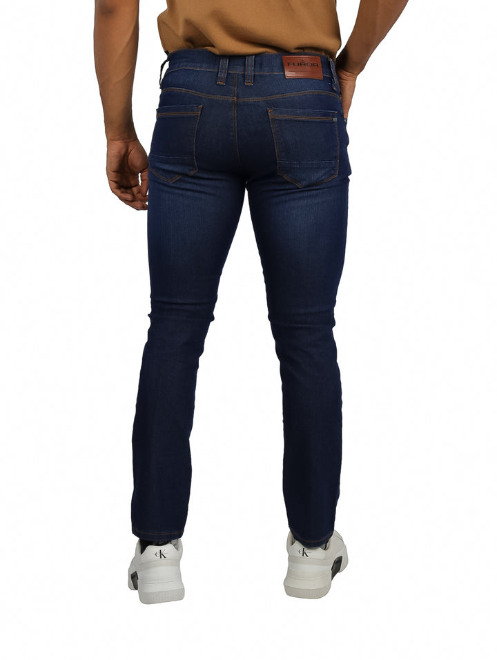 Hombre vistiendo un pantalón ajustado color azul marino de estilo casual.