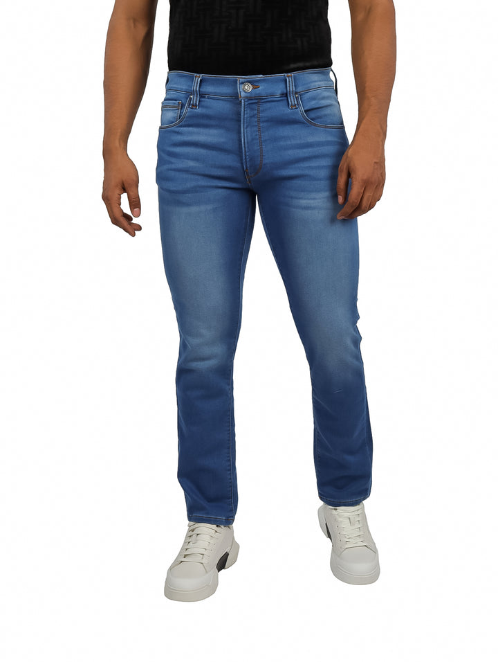 Hombre vistiendo un pantalón ajustado de color azul.