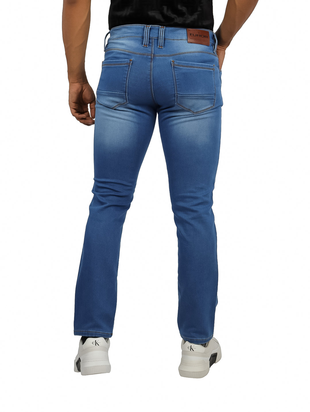 Hombre vistiendo un pantalón ajustado de color azul.