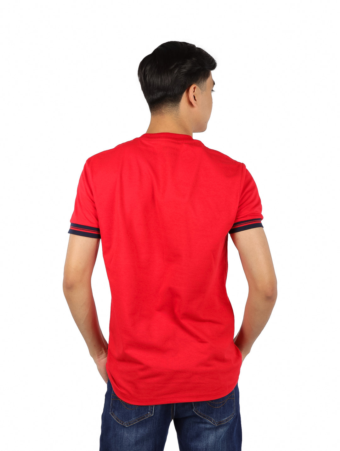 Hombre vistiendo playera roja de manga corta con franja horizontal azul marino en el pecho y detalles en las mangas.