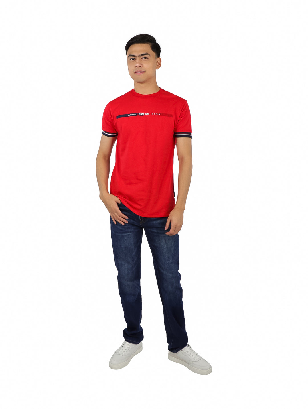 Hombre vistiendo playera roja de manga corta con franja horizontal azul marino en el pecho y detalles en las mangas.