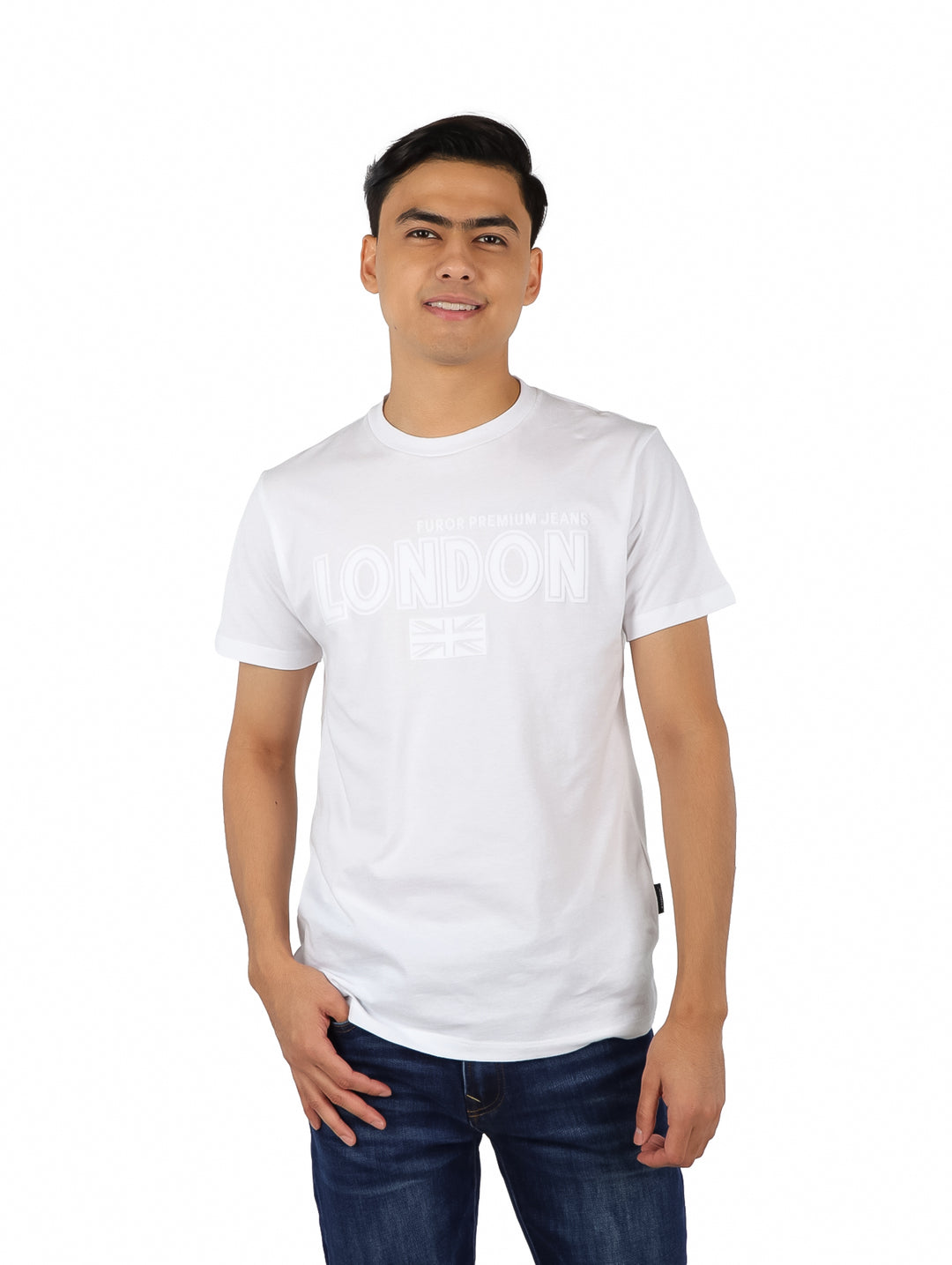 Hombre vistiendo una playera blanca de manga corta con estampado &