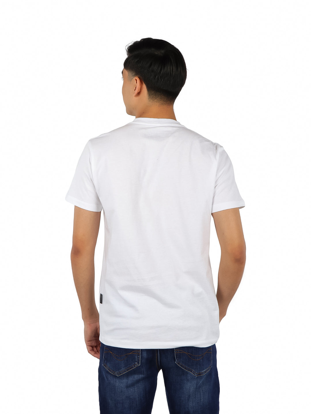 Hombre vistiendo una playera blanca de manga corta con estampado &