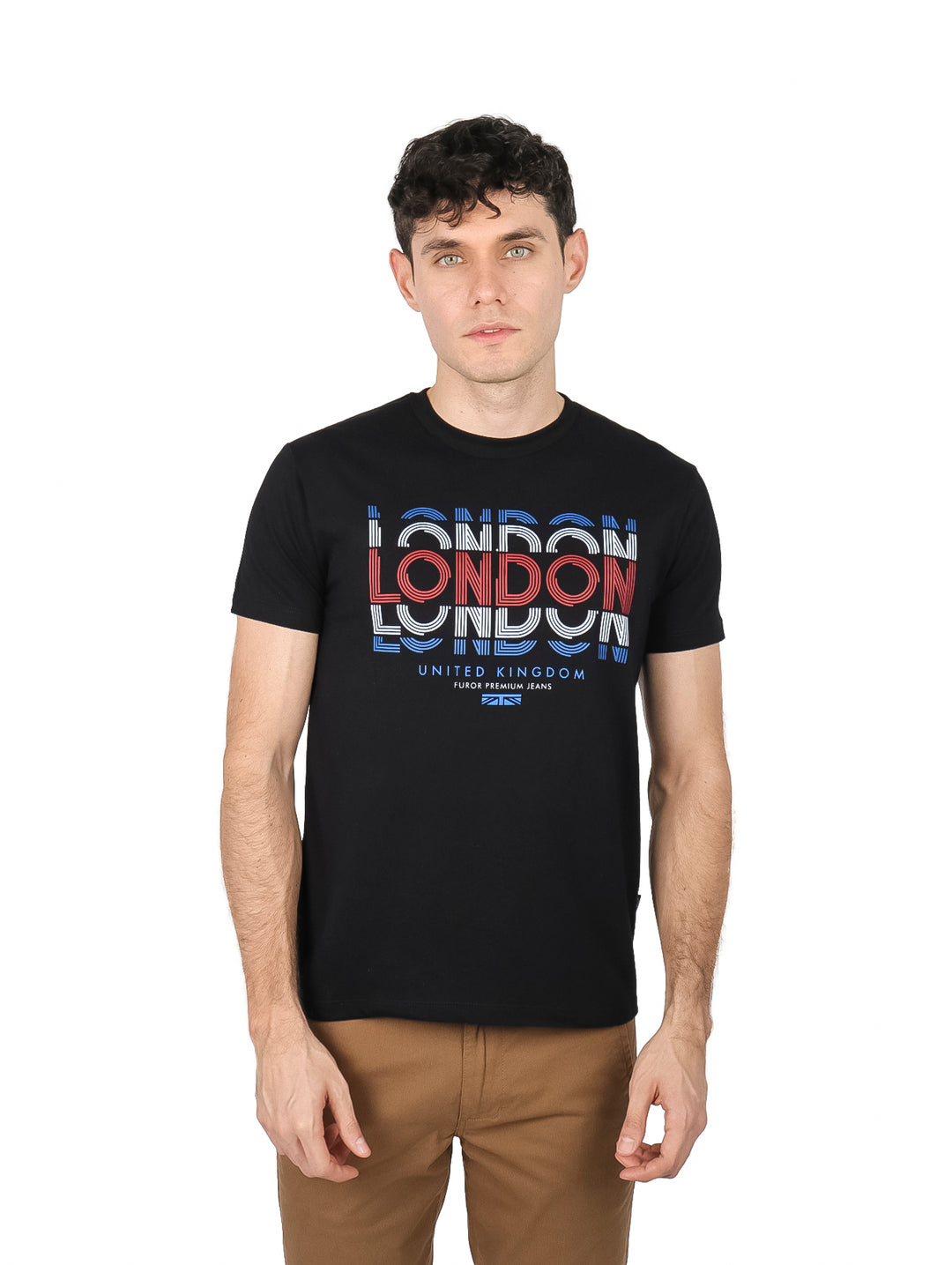 Playera negra de manga corta con estampado de la palabra LONDON en colores azul y rojo.