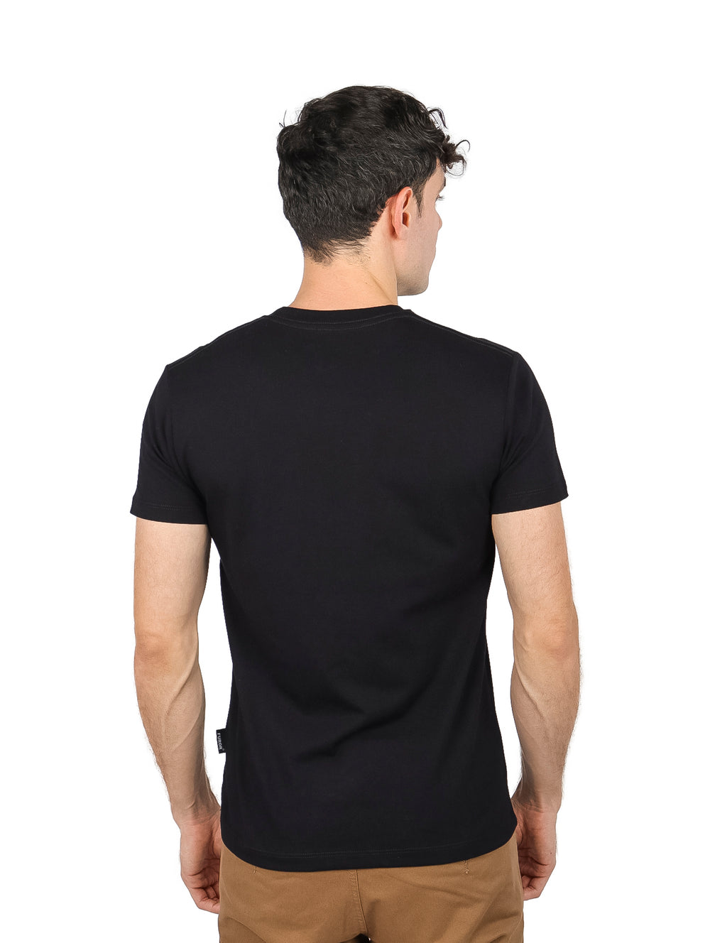 Playera negra de manga corta con estampado de la palabra LONDON en colores azul y rojo.