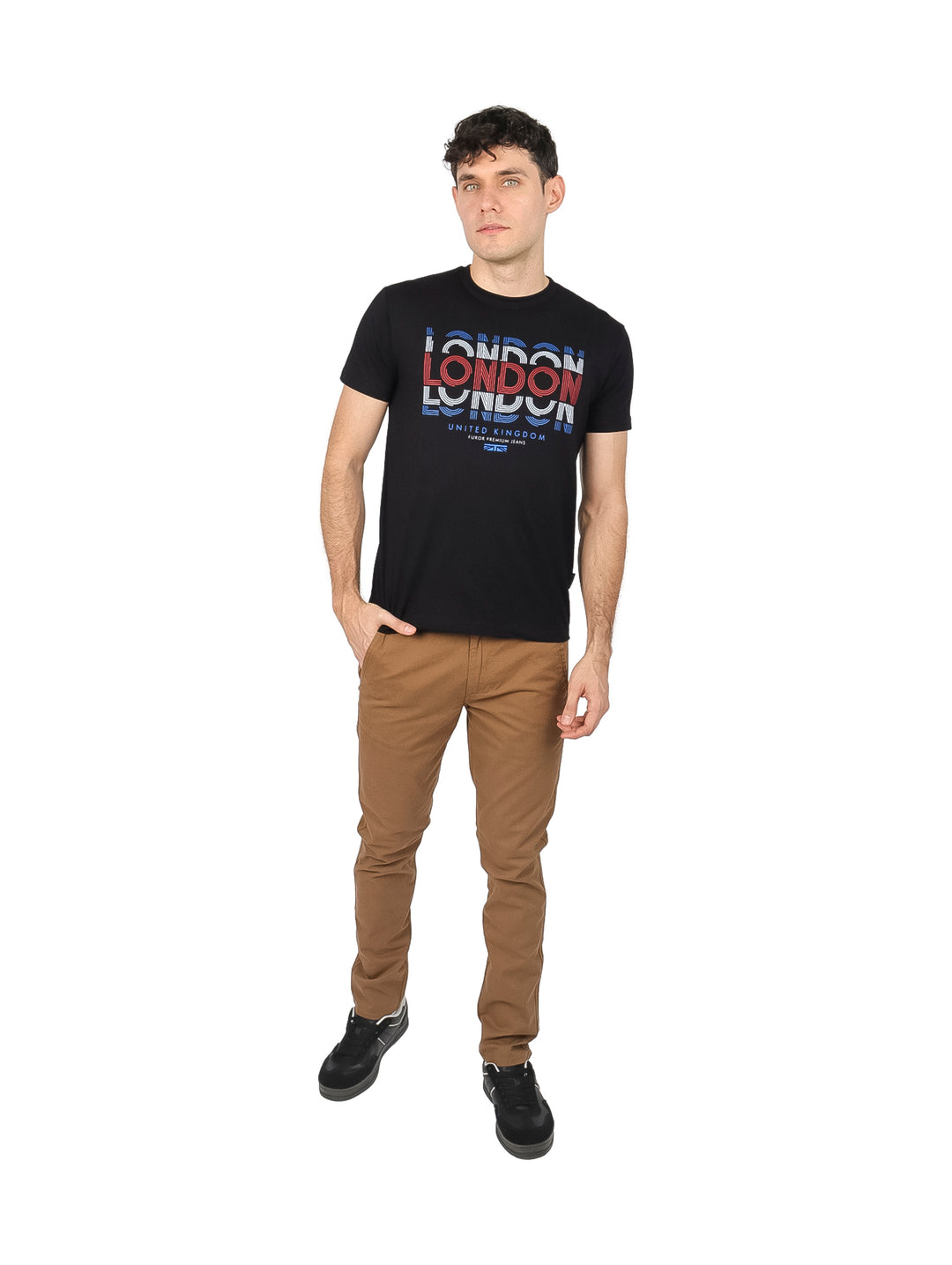 Playera negra de manga corta con estampado de la palabra LONDON en colores azul y rojo.