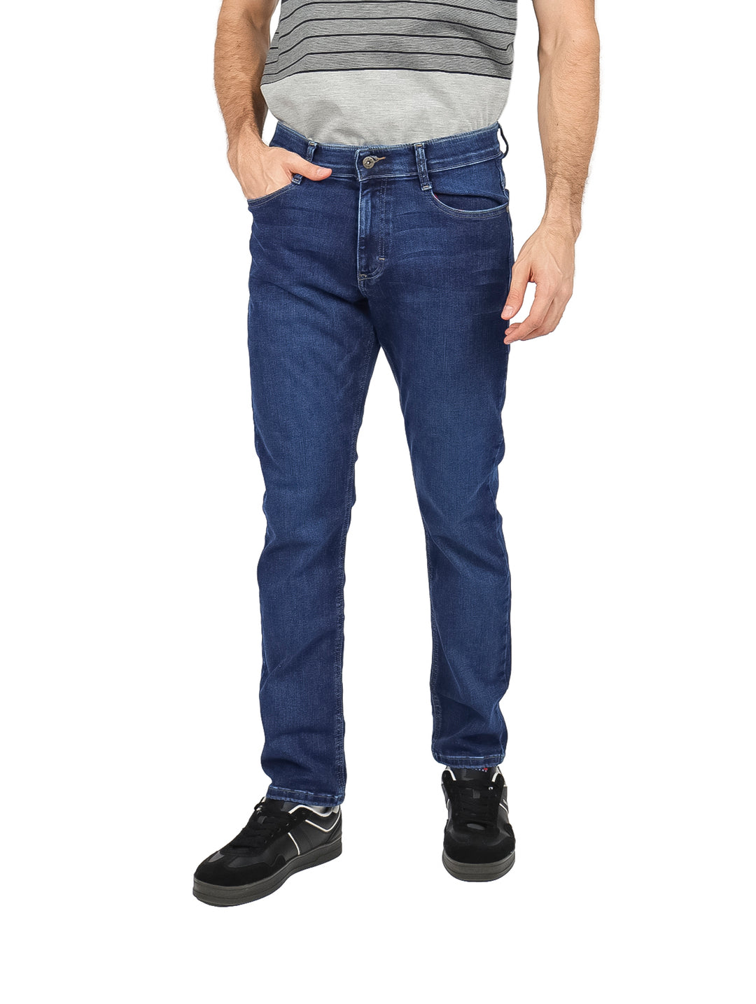 Hombre vistiendo pantalones LEE slim fit en color azul oscuro.