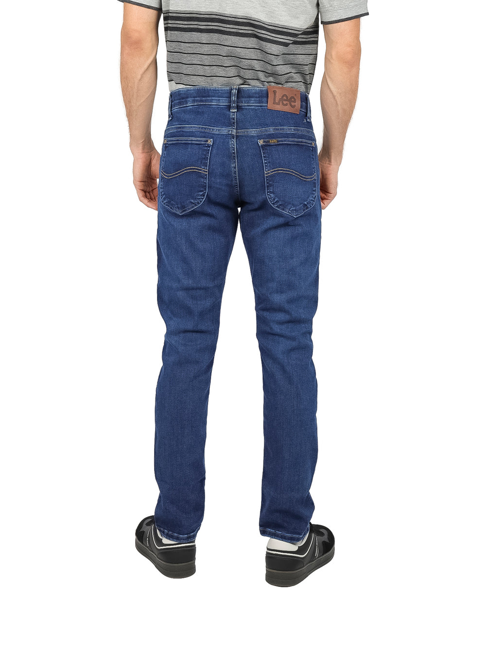 Hombre vistiendo pantalones LEE slim fit en color azul oscuro.