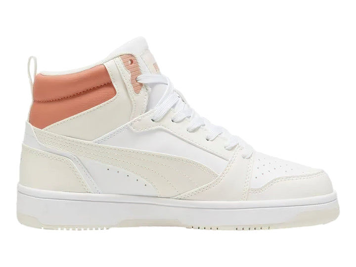 Tenis PUMA Rebound V6 de bota en colores blanco, marfil y durazno.