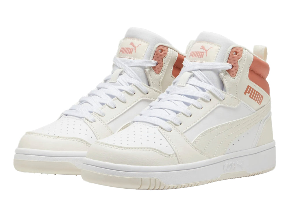 Tenis PUMA Rebound V6 de bota en colores blanco, marfil y durazno.