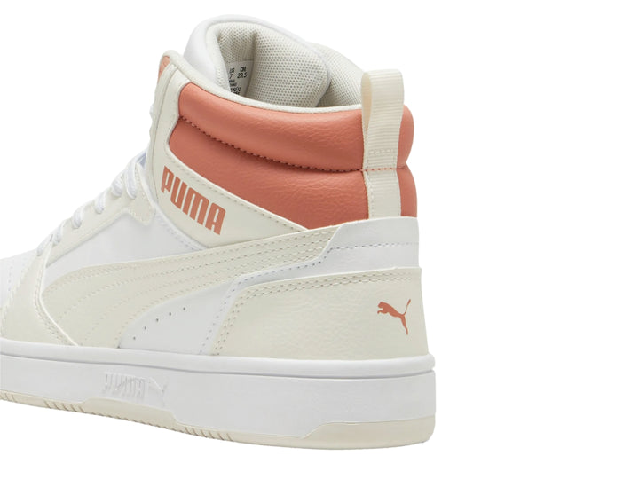 Tenis PUMA Rebound V6 de bota en colores blanco, marfil y durazno.