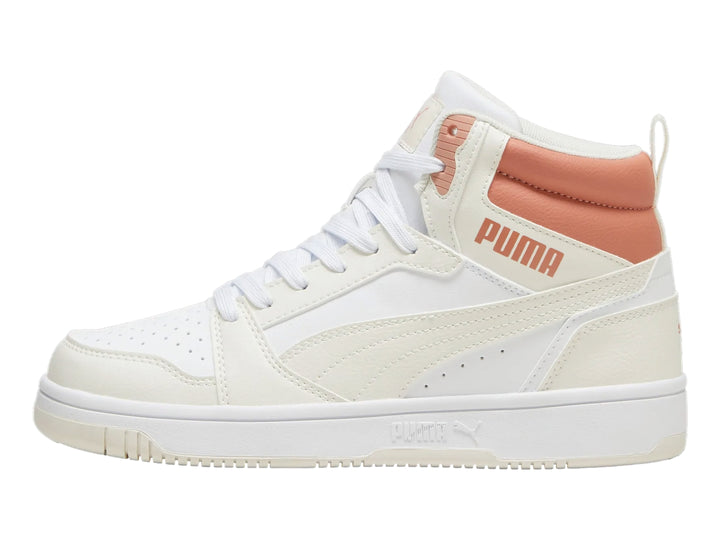 Tenis PUMA Rebound V6 de bota en colores blanco, marfil y durazno.