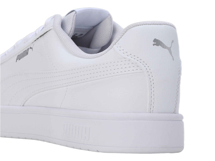 Tenis PUMA Rickie Classic en color blanco total con suela blanca y cordones