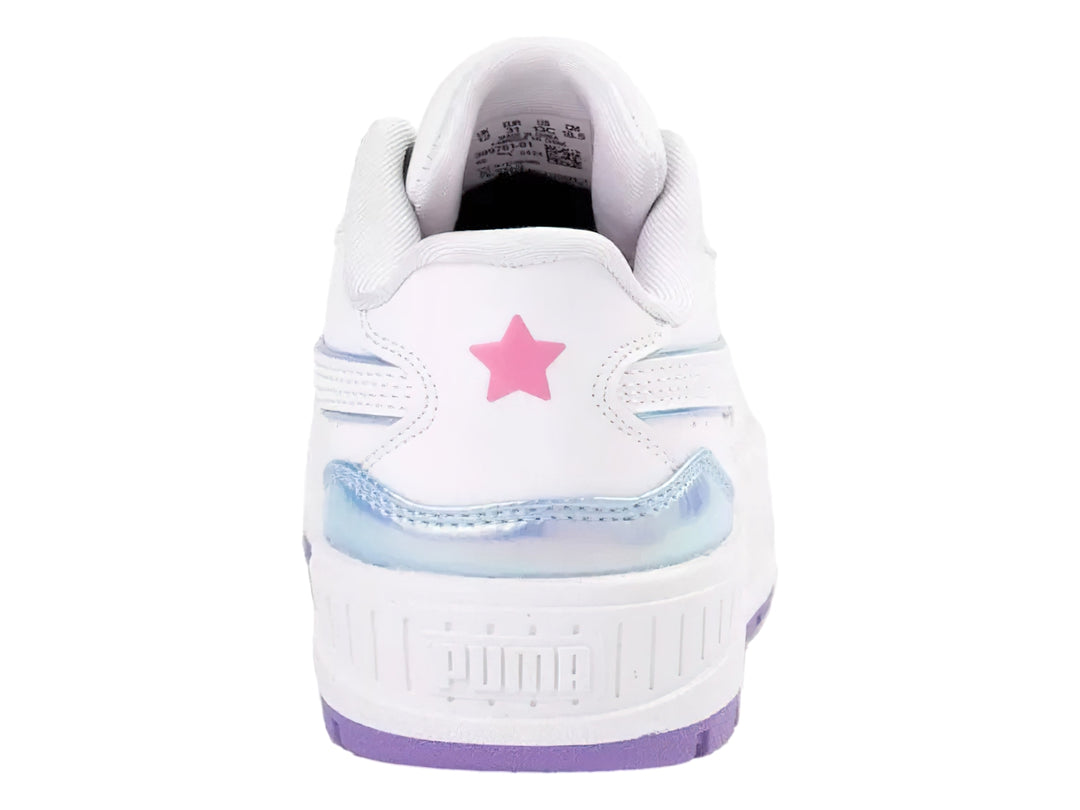 Tenis PUMA blancos con suela de plataforma y detalles en color lavanda e iridiscente.