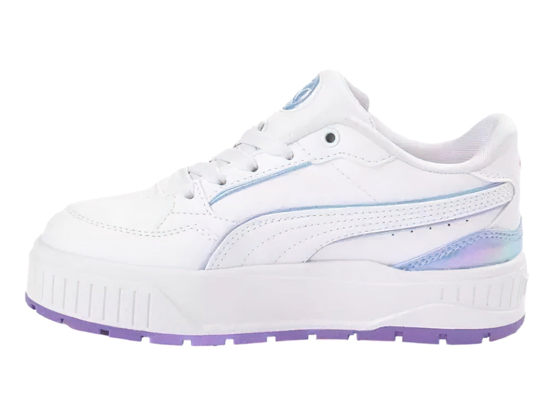 Tenis PUMA blancos con suela de plataforma y detalles en color lavanda e iridiscente.