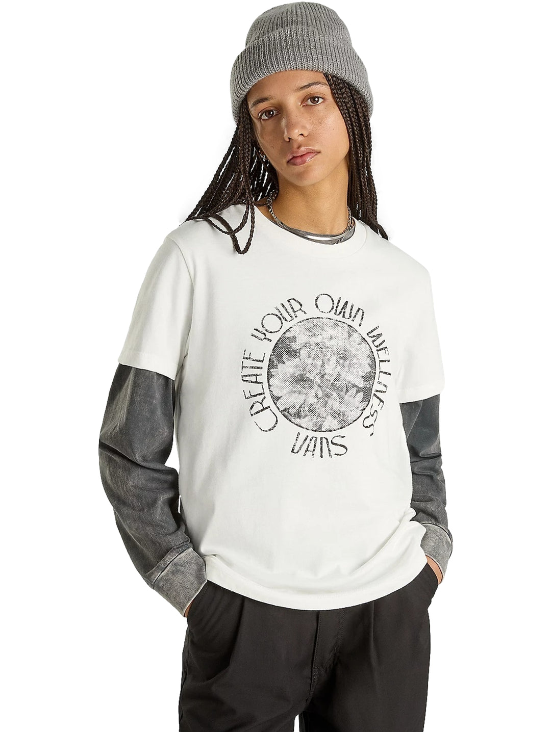 Camiseta de manga larga VANS color blanco con mangas grises y estampado circular en el pecho.
