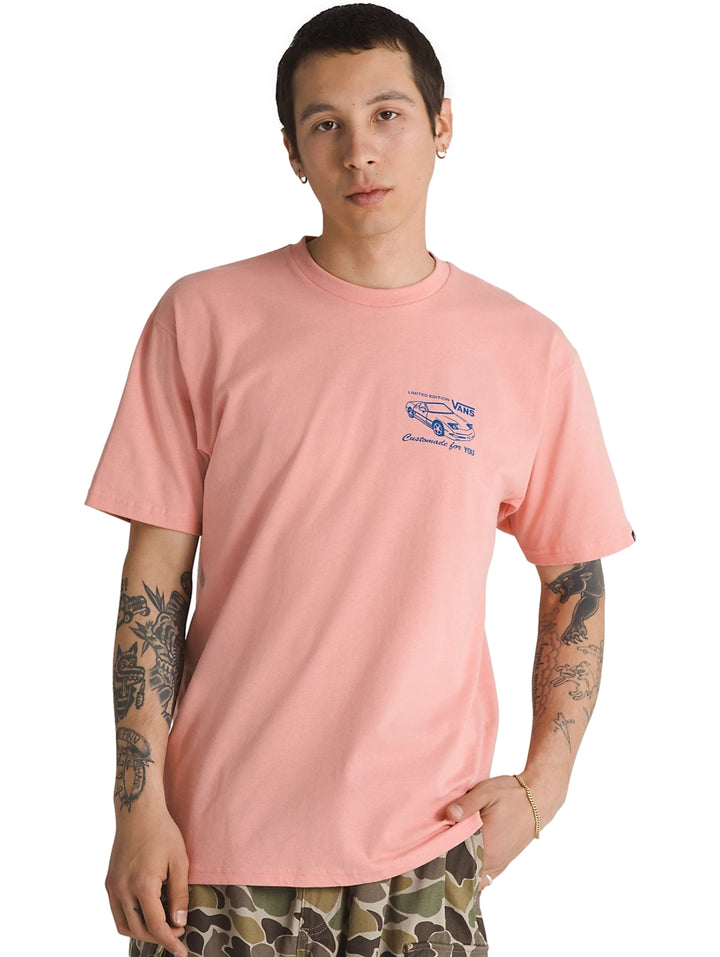 Hombre vistiendo una playera VANS de color lobster bisque con un pequeño estampado gráfico en el pecho.