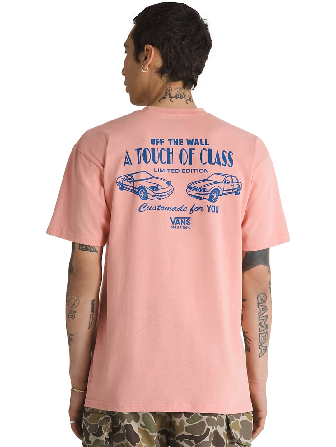 Hombre vistiendo una playera VANS de color lobster bisque con un pequeño estampado gráfico en el pecho.
