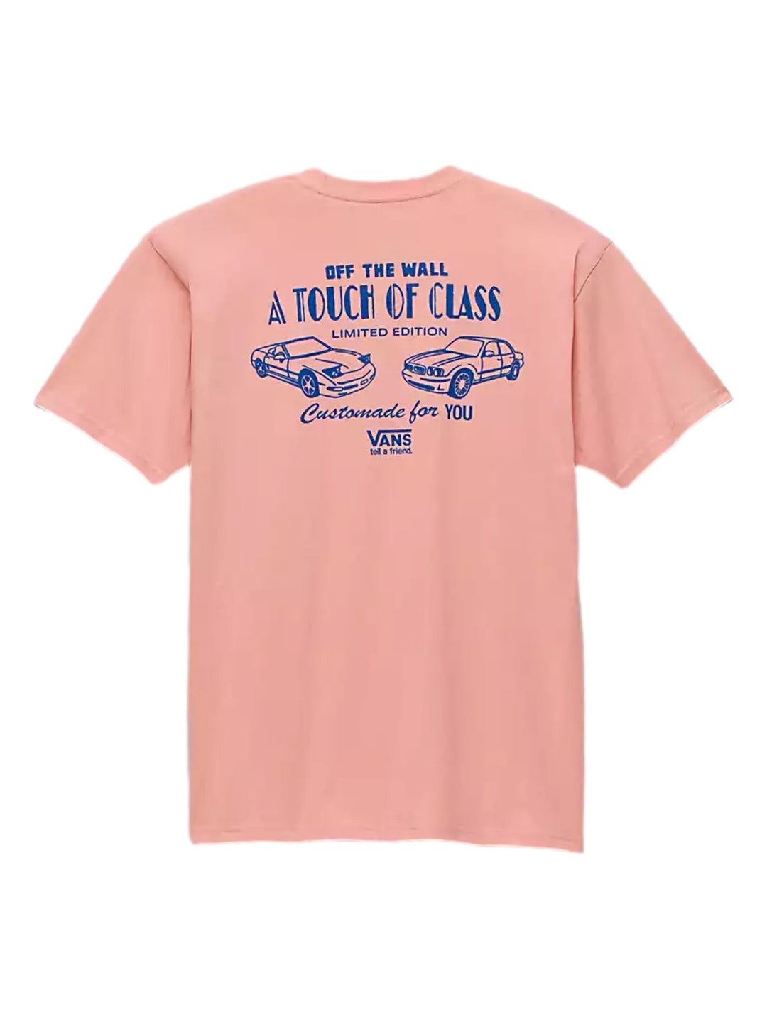 Hombre vistiendo una playera VANS de color lobster bisque con un pequeño estampado gráfico en el pecho.